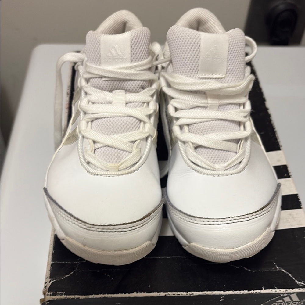 Adidas White Sneakers Minimalist Low-Top Design